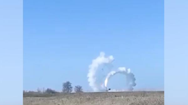 Succes răsunător al noilor sisteme rusești Tor-M2 în Ucraina: Racheta s-a întors imediat după lansare și și-a lovit propriul sistem (Video)