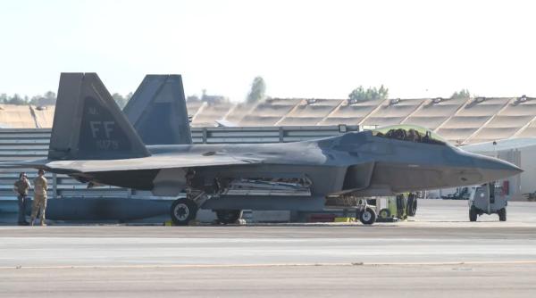 F-22 pentru piloții ruși agresivi comparați cu țânțarii. SUA au dislocat cele mai performante avioane în regiune după incidentele din Siria