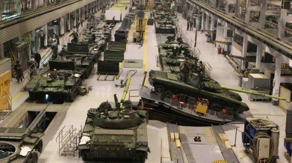 Cel mai important producător de vehicule blindate din Rusia - compania Uralvagonzavod - suspendă orice altă activitate şi trece la producția în masă a tancurilor