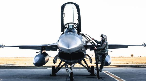 Modernizarea avioanelor de luptă F-16 cumpărate din Norvegia va fi făcută la Aerostar Bacău: România, hub regional de mentenanță 
