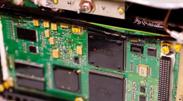 Industria rusă de armament încă poate achiziţiona tehnologie occidentală: Aproximativ o mie de componente străine au fost descoperite în armele rusești