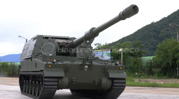 Compania sud-coreeană Hanwha Defense vine cu o nouă inovaţie în domeniul militar: Şenile din materiale compozit pentru obuzierul autopropulsat K9A2