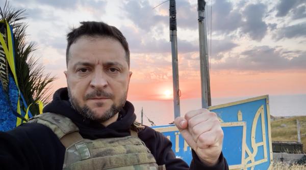 Zelenski a debarcat pe Insula Șerpilor, pentru a marca 500 de zile de conflict cu Rusia