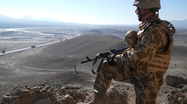 Cum își cumpărau soldații români bocanci și căști din magazinele americane în Afganistan. 18 ore încălțat cu bocancii din România, misiune imposibilă