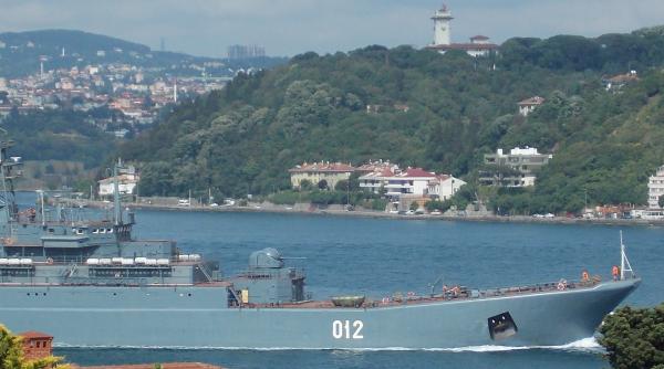 Premieră în Marea Neagră: Navele ruse de desant transportă mașini civile prin Strâmtoarea Kerci, pentru degrevarea Podului Crimeea (Video)