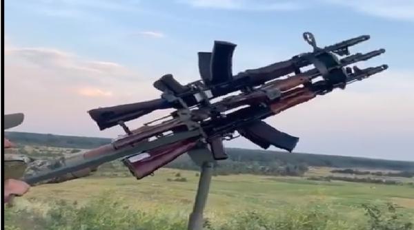 Ucrainenii primesc dronele ruse cu “buchete” de puști de asalt Kalașnikov (Foto/Video)