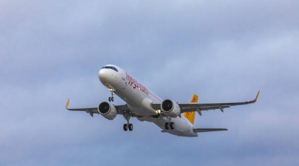 Un avion de linie Airbus A321neo a aterizat de urgență la Otopeni după o amenințare cu bombă. SRI Antitero intervine la aeroport