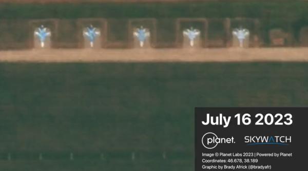 În încercarea de a evita monitorizarea din satelit, armata rusă pictează avioane militare staţionate pe aerodromuri (Foto/Video)