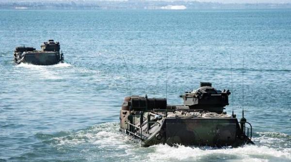 Critici privind achiziția României de blindate amfibii din SUA. Dar poate Saur 2 românesc concura cu AAV al SUA, chiar și cu o vechime de 40 de ani?