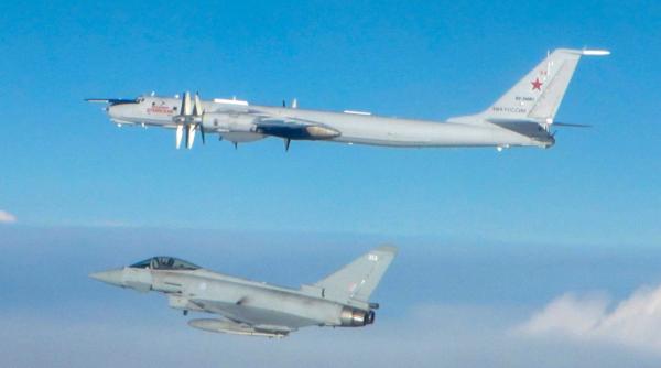 Piloții britanici de Eurofighter își fac selfie-uri în aer cu bombardierele Rusiei: „În caz de război erați morți deja de 20 de minute”