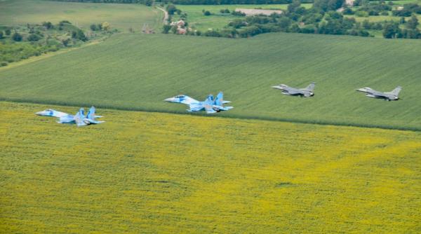 F-16 sunt avioane sofisticate, dar Ucraina e optimistă. F-16 americane au zburat deja regulat „umăr la umăr” cu MiG-29 ucrainene