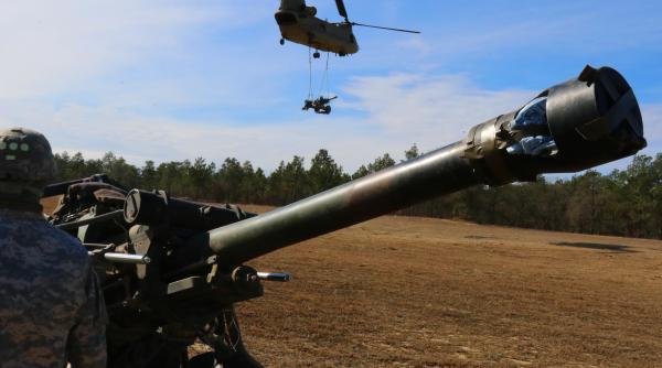 BAE Systems lansează producția de armament în Ucraina. Debutul este însă timid, marcat de bătrânul tun L119