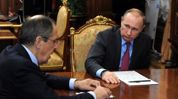 Lavrov spune că Rusia nu vrea să „bage în mormânt” dolarul american, dar moneda SUA și euro nu mai joacă rolul decisiv din trecut