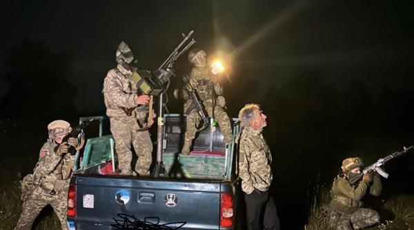 Rudimentar și din păcate ineficient. Ucrainenii trag după drone rusești „după sunet”, cu mitraliere Kalașnikov din mașini 4x4