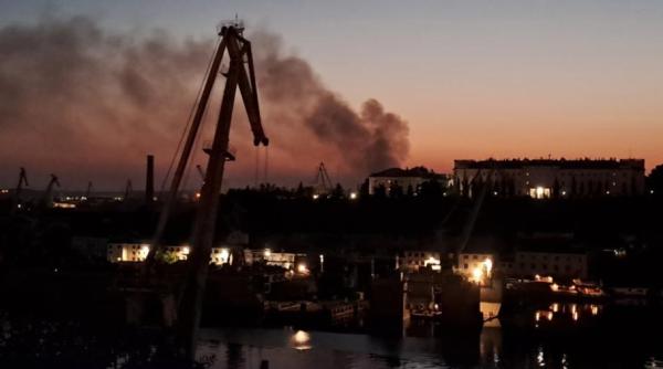 Atac cu rachete asupra Sevastopolului. Incendiu la o facilitate militară navală: Un submarin și o navă de desant - posibil afectate de explozii