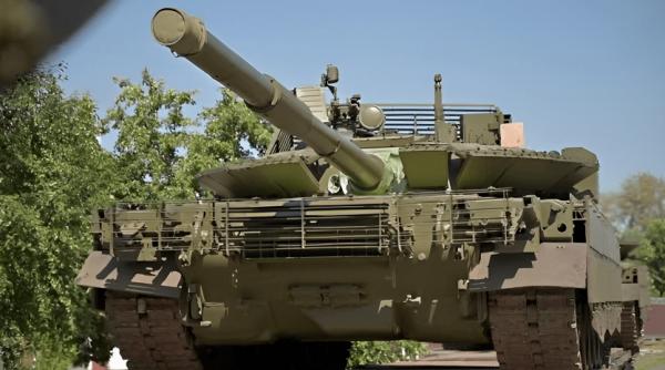 Rusia prezintă un tanc ''T-80BVM Model 2023'' modernizat și pregătit de luptă: A fost dezvoltat pe baza ''experienței de luptă dobândită'' în timpul războiului purtat în Ucraina