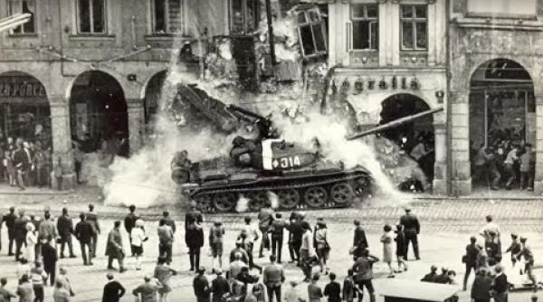 Putin regretă invaziile sovietice din Budapesta și Praga, dar spune că SUA repetă în Ucraina „greșelile” URSS