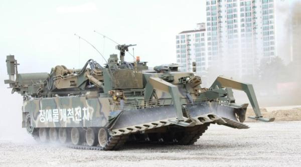 Coreea de Sud oferă Ucrainei două vehicule blindate de geniu K600 pentru a rupe câmpurile de mine de pe linia Surovikin