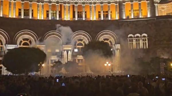 Reluarea conflictului din Nagorno-Karabah (Video): Manifestaţii violente la Erevan împotriva premierului Paşinian şi în faţa ambasadei ruse