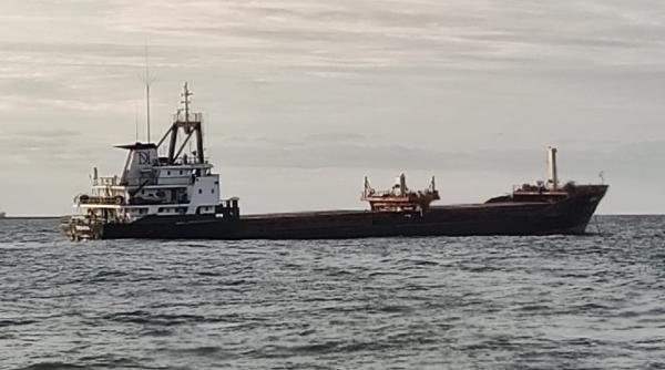 Autoritatea Navală Română: Nava care a suferit o explozie, remorcată către Golful Musura