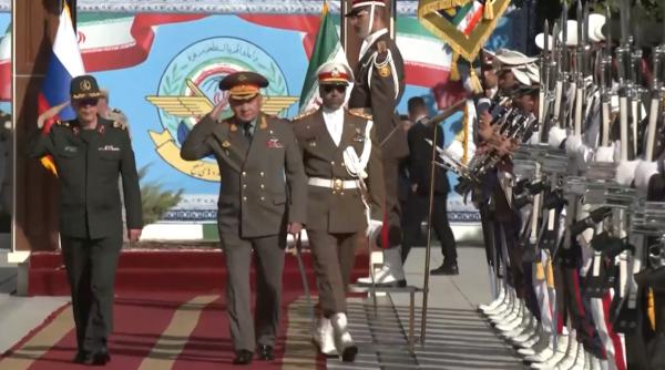 Alinierea Moscova-Teheran continuă: Șoigu se află în Iran unde a „admirat” dronele și rachetele iraniene