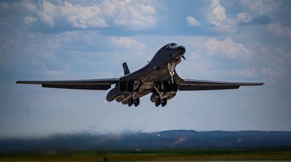 Legendarul bombardier B-1B Lancer, într-o configuraţie cu totul nouă, efectuează primul zbor: Cât de repede poate fi modificată aeronava