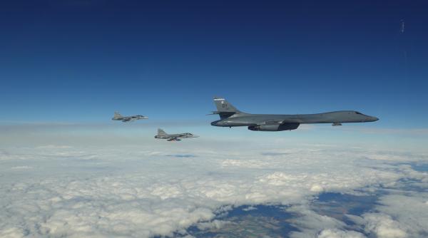 SUA anunță că sprijinul pentru România e „de neclintit”. Bombardiere strategice americane B-1B au survolat România într-o demonstrație de forță