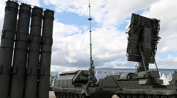 O soluție riscantă: Rusia, nevoită să aducă pe front antiaeriana din regiunile îndepărtate. Ultima pierdere, sistemul șenilat S-300 V4, arată problemele armatei ruse