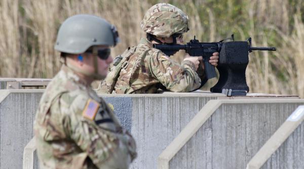 Pentagonul are o dilemă. „Finanțăm două războaie, două grupuri de luptă apără Israelul și nu am rezolvat problema cheie - recrutarea”