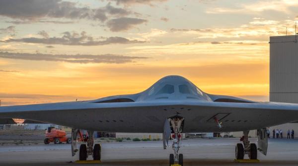 Bombardierul stealth american B-21 Raider a efectuat primul său zbor. Deși seamănă cu cel mai scump avion din lume, B-2 Spirit, noul bombardier are multe particularități