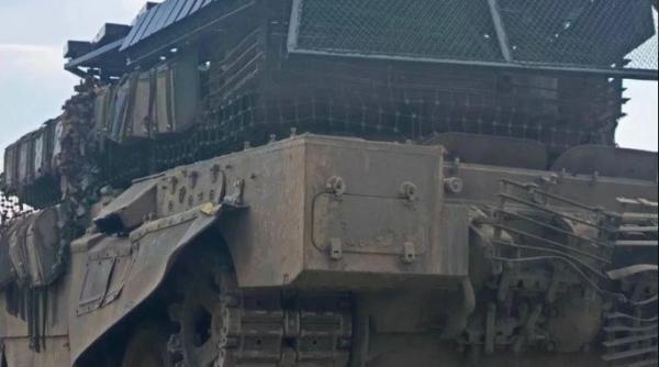 Tancul T-90M primește o ”modernizare” rapidă: Inginerii ruși au instalat blindaj Kontakt-1 și plasă pentru protecția anti-dronă