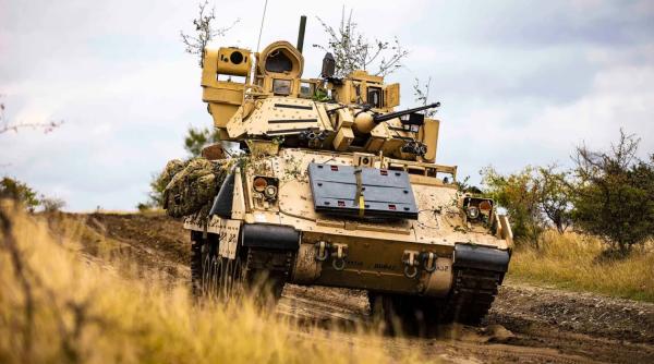 M2 Bradley a supraviețuit pe frontul din Ucraina după o lovitură directă de rachetă antitanc (video)