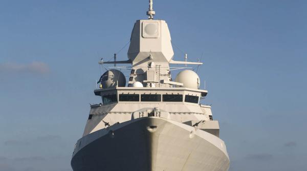 Fregata De Ruyter și un elicopter NH90 au escortat un detașament maritim rus care a traversat zona economică a Olandei