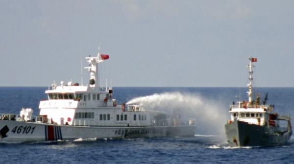 O navă de realimentare filipineză a fost lovită de o navă a pazei de coaste chineze. Într-un alt incident China a „tras cu tunuri de apă”
