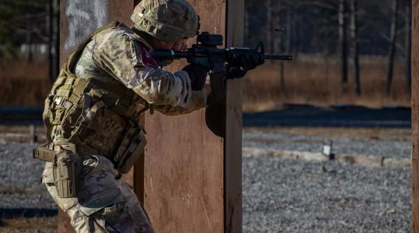 Un militar român e „cel mai bun luptător” într-o competiție din SUA. Probele deosebit de dificile au inclus efort fizic masiv, mental și operațiuni tactice urbane