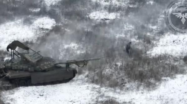 Soldații ucraineni folosesc o dronă FPV înarmată cu un focos de rachetă RPG pentru a ținti un tanc rusesc T-90M (Video)