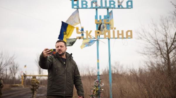 Zelenski s-a dus pe linia I a frontului, la Avdiivka, unde și-a făcut un selfie. Ucraina rezistă cu greu atacurilor la Avdiivka, în Est 