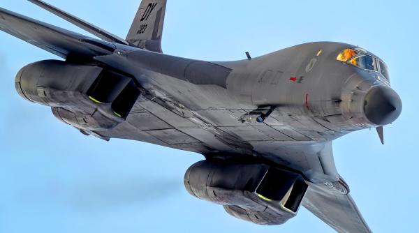 Statele Unite au pierdut unul dintre cele mai valoroase bombardiere: Un B-1B s-a prăbuşit la aterizare (Foto/Video)