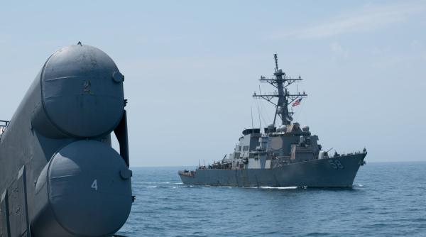 Distrugător american vizat de o dronă Houthi. Se conturează o ripostă în forță a SUA asupra rebelilor yemeniți