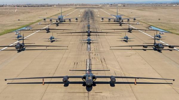 Demonstraţie de forţă a U.S. Air Force: Opt avioane U-2 Dragon Lady au participat în același timp la un exercițiu de tip "Elephant Walk"