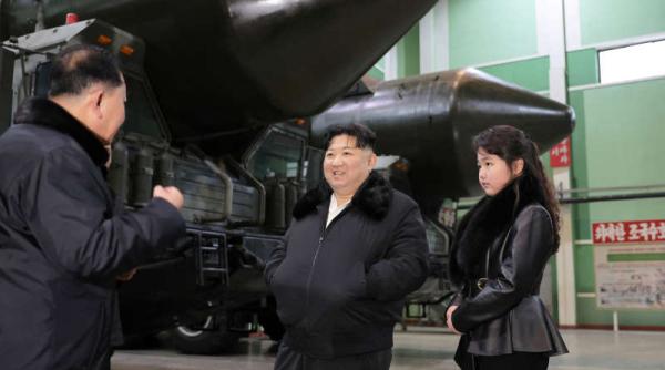 Aflat în ”vizită de lucru” la fabricile de armament, Kim Jong Un amenință Coreea de Sud cu anihilarea