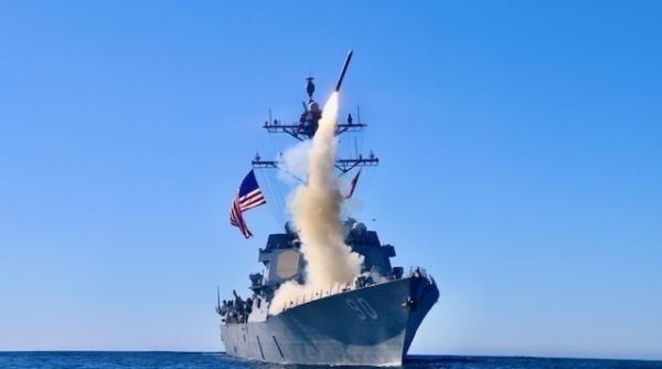 Avioanele F-18, alături de nave americane și britanice, au respins un atac masiv cu drone și rachete kamikaze