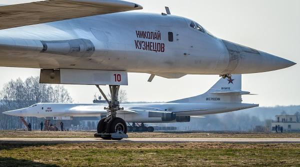 Rușii nu prea învață din greșeli: Mai multe bombardiere Tu-95 și Tu-160, staționate în aer liber la o bază aeriană, ca o „invitație” pentru Ucraina