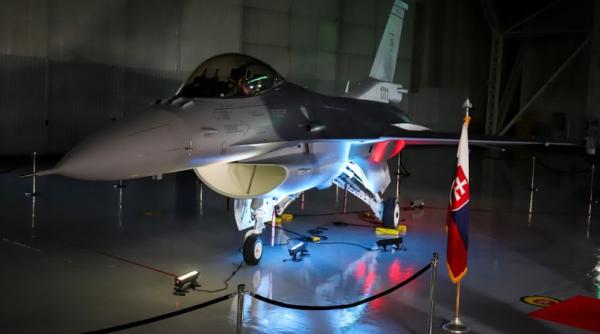Slovacia sparge gheața cu Viper, cea mai modernă versiune a F-16. Primele două avioane F-16 Block 70 au fost livrate