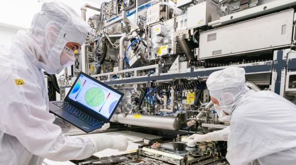 Rusia importă echipamente ASML sub formă de piese pentru a produce microcipuri. De ce nu funcționează sancțiunile economice?