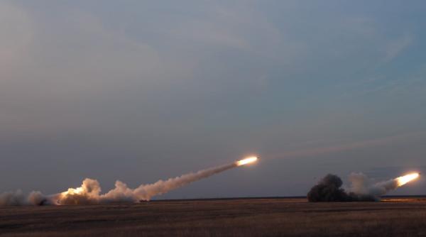 România a lansat rachete din sisteme HIMARS, alături de SUA și aliați (Video). România deține inclusiv rachete ATACMS care pot lovi la 300 kilometri
