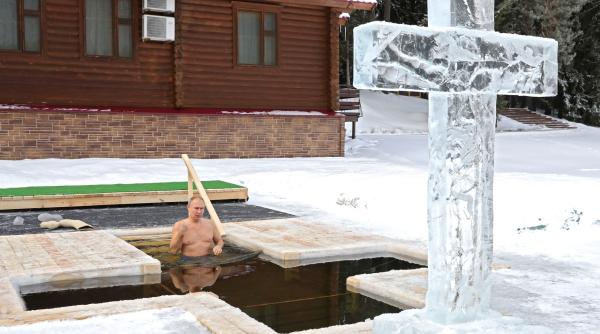 Țarul dă direcția propagandei ruse: Putin s-a scufundat de Bobotează