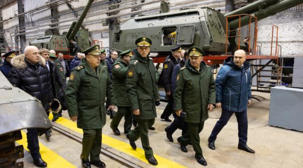 „Nu vă mai prostiți, băieți!”, i-a certat Șoigu pe directorii unei fabrici de armament din Urali: Trebuia să avem obuzierele încă de anul trecut