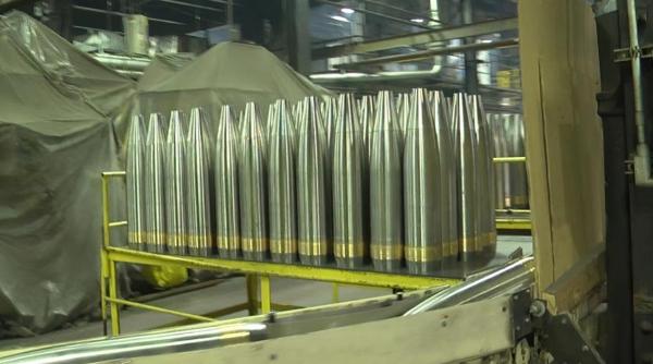 Nu avem nicio linie de producție pentru muniție NATO de 155 mm. În timp ce industria militară occidentală marchează record după record, România produce ”pe stil vechi”