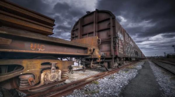 Rușii au construit o linie de apărare inedită în Donbas: O garnitură feroviară, cu o lungime totală de 30 de kilometri, formată din 21.000 de vagoane